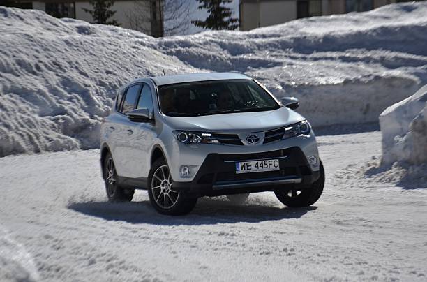 toyota rav4 en la pista de hielo - off road vehicle snow 4x4 driving fotografías e imágenes de stock