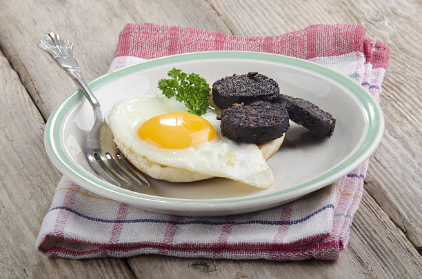 café da manhã com ovo e pão, morcela - northern ireland dish towel food horizontal - fotografias e filmes do acervo
