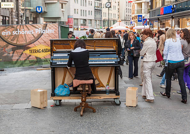 célèbre joueur de piano classique soryang joue du piano - vienna street musician music musician photos et images de collection