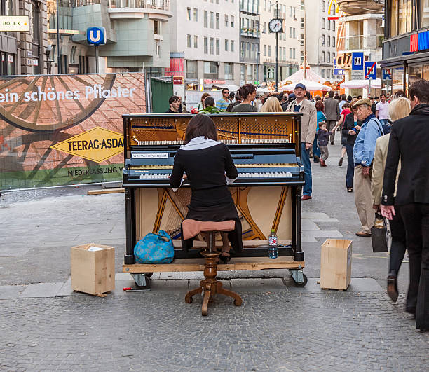 clásicos famosos soryang pianista toca el piano - vienna street musician music musician fotografías e imágenes de stock