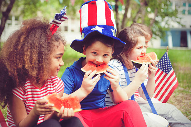 bambini 4 luglio - picnic watermelon summer food foto e immagini stock