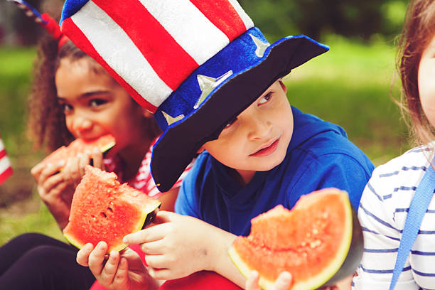 istock Children enjoy July 4th 528895608