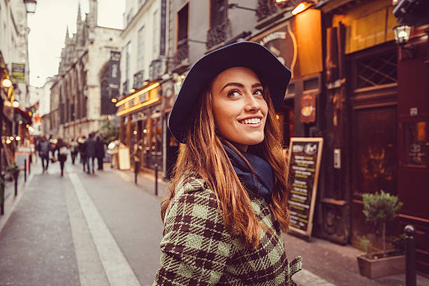 atraente mulher passeios turísticos de paris - paris street imagens e fotografias de stock