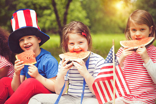 istock Children enjoy July 4th 528895698