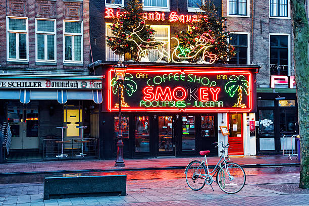 coffeeshop smokey cannabis café in amsterdam - rembrandt stock-fotos und bilder