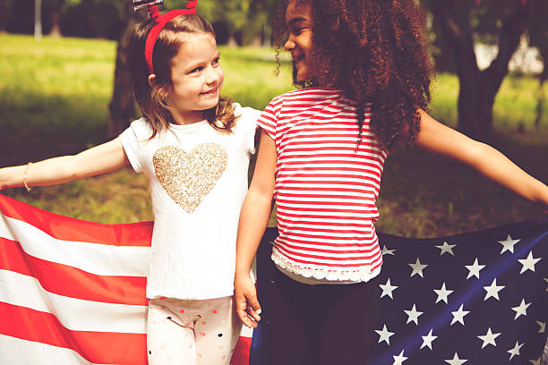 pouco patriotas - child flag fourth of july little girls imagens e fotografias de stock