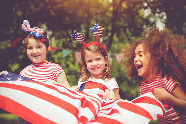 pouco patriotas - child flag fourth of july little girls imagens e fotografias de stock
