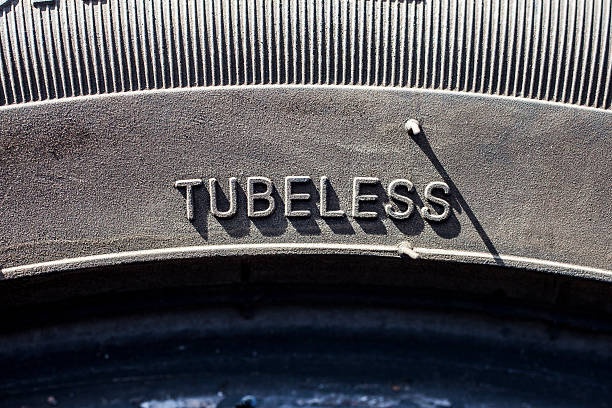 pneumatico tubeless - tire recycling recycling symbol transportation foto e immagini stock