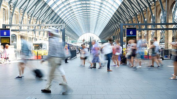 circulation des personnes en heure de pointe, de la gare ferroviaire de londres - station photos et images de collection