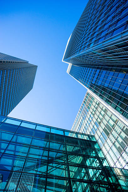 istock Business office building in London, England 528900244