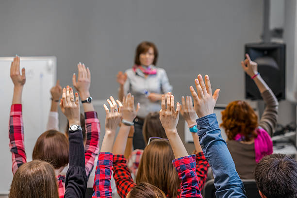 aktive teilnehmer heb arme bis zu lehrer frage beantworten - training business seminar clapping stock-fotos und bilder