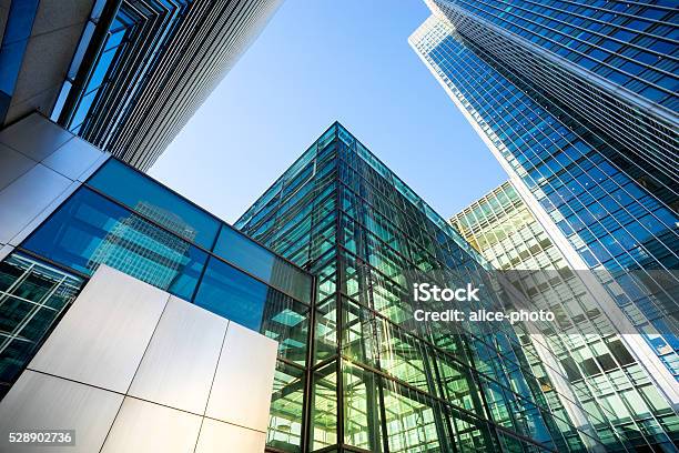 Negocios Edificio De Oficinas En Londres Inglaterra Foto de stock y más banco de imágenes de Bloque de Oficinas