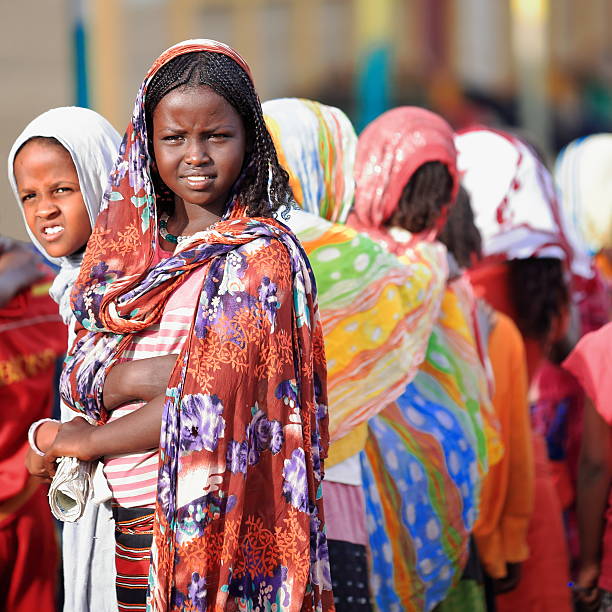 meninas da escola e meninos fila na escola. berahile-etiópia. 0391 - africa child ethiopian culture people - fotografias e filmes do acervo