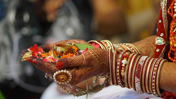 henna design auf indische braut's hands - craft india indian culture asian ethnicity stock-fotos und bilder