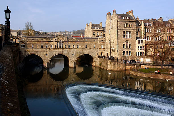 istock Poultney Bridge - River Avon - Bath - England 528920136