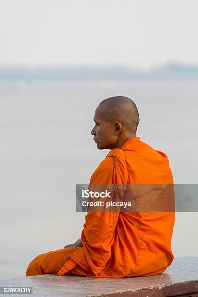 Orange Dressed Cambodian Monk Looking At The Mekong Phnom Penh-foton och fler bilder på 20-29 år