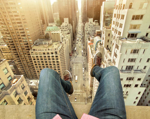 hombre en la terraza sobre ciudad de nueva york - lower manhattan fotografías e imágenes de stock