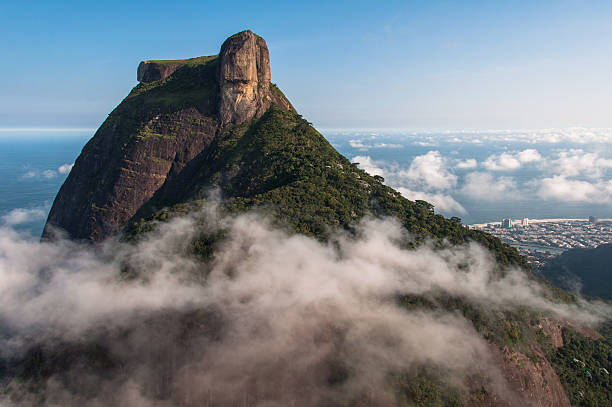 pedra da gavea rock - gavea mountain zdjęcia i obrazy z banku zdjęć