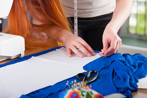 mujer medir patrón de tela - sewing women tailor teenage girls fotografías e imágenes de stock
