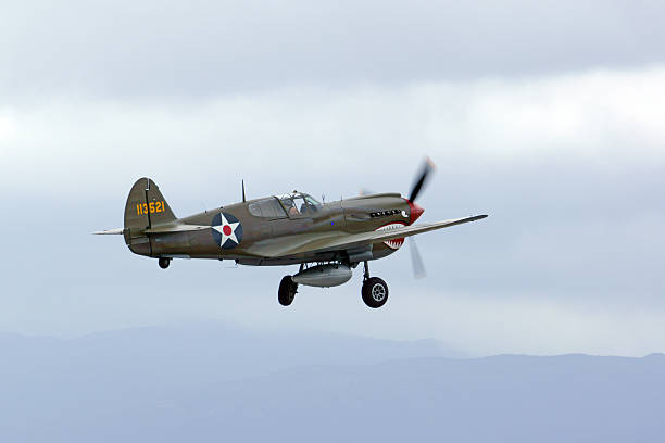 flugzeug zweiten weltkrieg p-40 warhawk abheben - kittyhawk stock-fotos und bilder