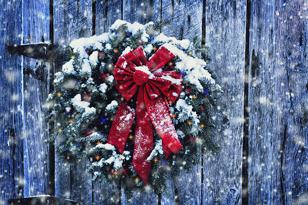 전원주의 크리스마스 화관 - wreath christmas door snow 뉴스 사진 이미지