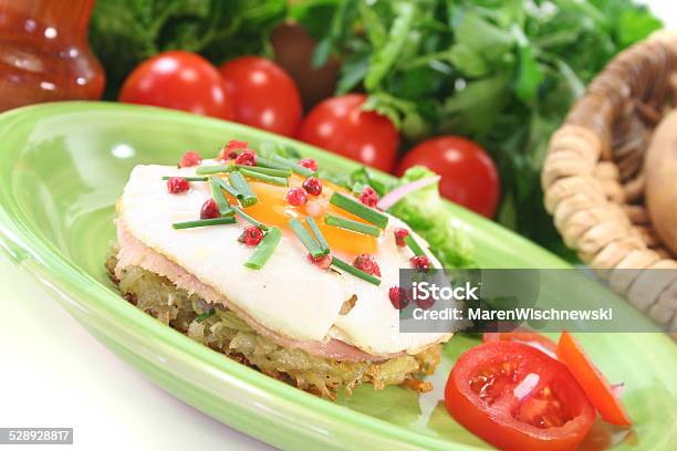 Hash Browns Con Huevo Frito Foto de stock y más banco de imágenes de Alimentos cocinados - Alimentos cocinados, Amarillo - Color, Cebolla