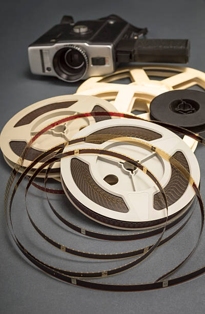 carretes de película de 8 mm, cine película de cámara y de la antigua ciudad. - 8mm film projector fotografías e imágenes de stock