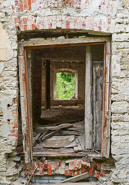 istock Shot of an old abandoned building 528953596