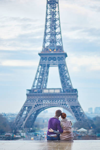 pareja romántica cerca de la torre eiffel en parís, francia - honeymoon wedding paris france bride fotografías e imágenes de stock