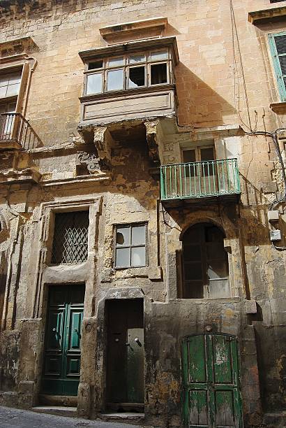 istock Old dilapidated house in Valletta, Malta. 528955564