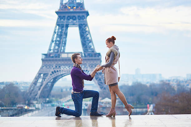 романтический участие в париже - honeymoon wedding paris france bride стоковые фото и изображения