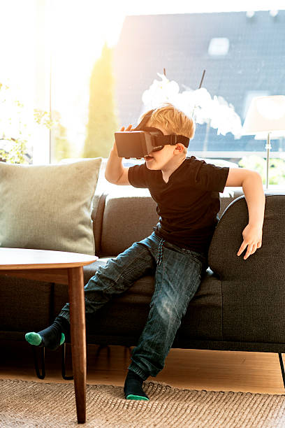 vr gafas ver el contenido antes de la vista de un niño - video game child handheld video game little boys fotografías e imágenes de stock