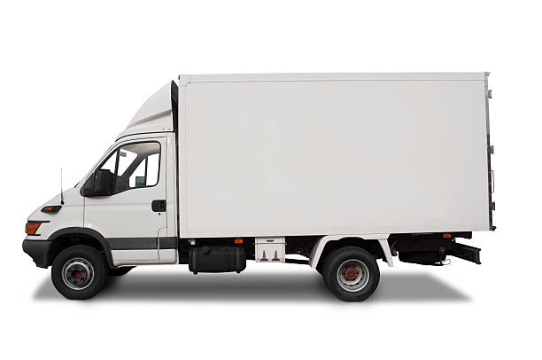 белый грузовик на белом фоне. - moving van truck delivery van van стоковые фото и изображения