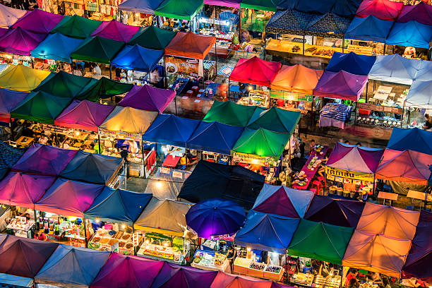 trem mercado noturno em bangkok - bangkok thailand asia thai culture - fotografias e filmes do acervo