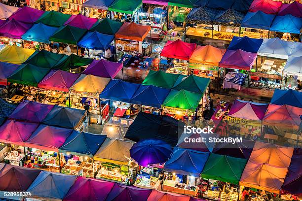 Foto de Trem Mercado Noturno Em Bangkok e mais fotos de stock de Bangkok - Bangkok, Mercado - Espaço de Venda no Varejo, Tailândia