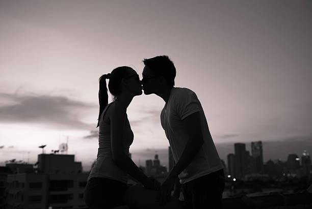 romantisches paar küssen  - teenage couple stock-fotos und bilder