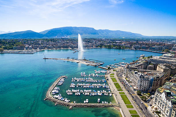 vue aérienne sur le lac léman, la ville de genève, en suisse - lake geneva photos et images de collection