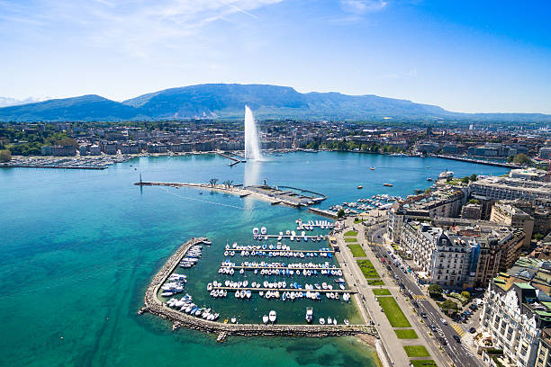 вид с воздуха на leman lake geneva город в швейцарии - geneva canton стоковые фото и изображения