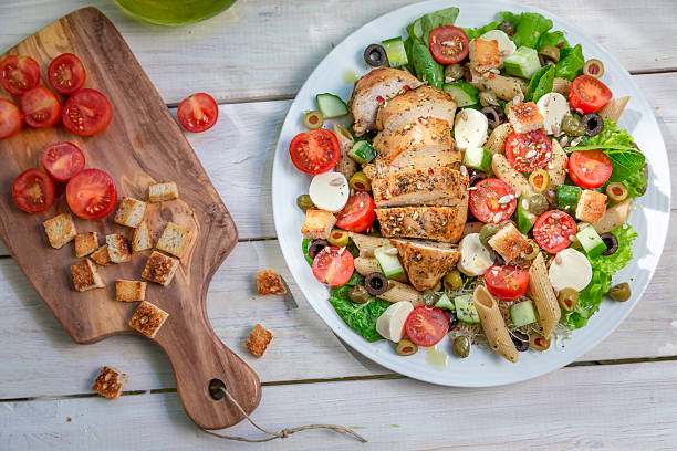 sałatka z kurczakiem i warzyw - chicken salad grilled chicken grilled zdjęcia i obrazy z banku zdjęć