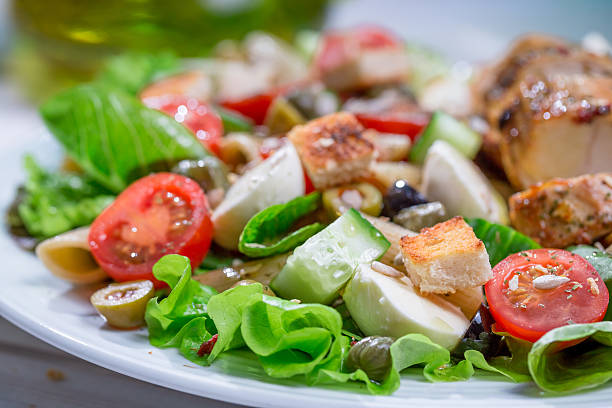 클로즈업 of 세사 샐러드, 채소 - grilled chicken chicken herb thin 뉴스 사진 이미지