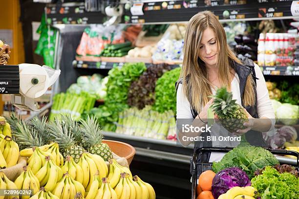 Woman Grocery Shopping-foton och fler bilder på Ananas - Ananas, Frukt, Stormarknad