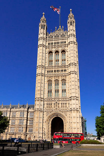 palazzo di westminster (case del parlamento) e victoria torre, londra. - victoria tower foto e immagini stock
