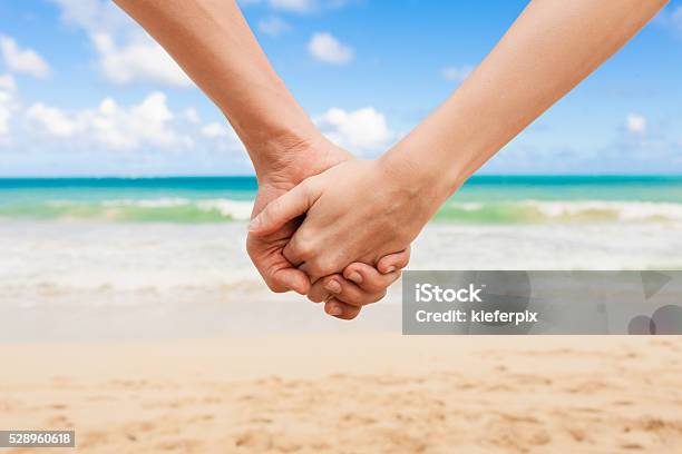 Pareja Sosteniendo Las Manos En La Playa Foto de stock y más banco de imágenes de Agarrados de la mano - Agarrados de la mano, Parejas, Playa - iStock Pareja Sosteniendo Las Manos En La Playa Foto de stock y más banco de imágenes de Agarrados de la mano - Agarrados de la mano, Parejas, Playa - iStock