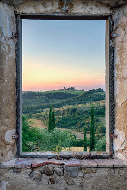 quadro com vista de uma antiga window1 - tuscany abandoned - fotografias e filmes do acervo