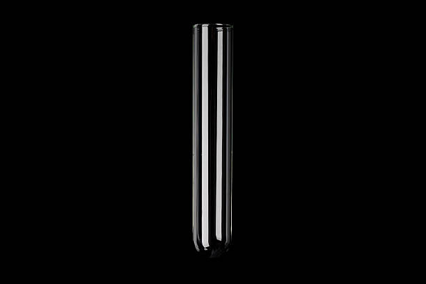 tubo de ensayo sobre fondo negro - glass tube fotografías e imágenes de stock