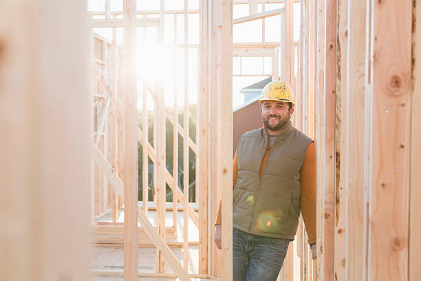 travailleur avec casque de chantier de construction site - building contractor flash photos et images de collection