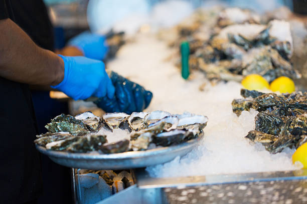 プロセスの牡蠣の殻開け - prepared oysters prepared shellfish shucked seafood ストックフォトと画像