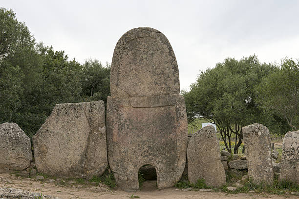 giants'grave nuragico complessi archeologici - nuragic foto e immagini stock