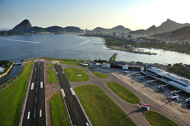 luftbild von marina, santos dumont airport, rio de janeiro - ipanema district stock-fotos und bilder