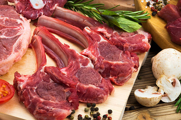 ассорти сырой мяса - veal raw meat pink стоковые фото и изображения